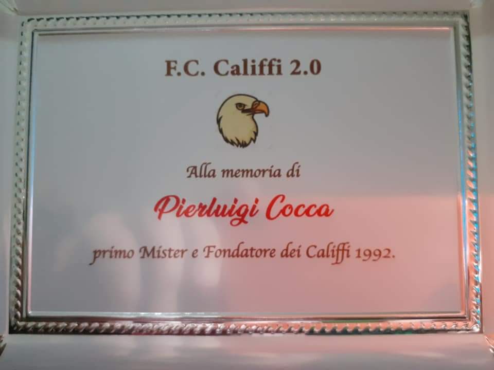 La targa commemorativa dei Califfi consegnata alla famiglia del compianto fondatore e primo mister dei Califfi lo scorso anno 2021.